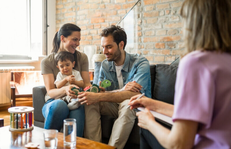Aile danışmanlığı görüşmesine katılan aile